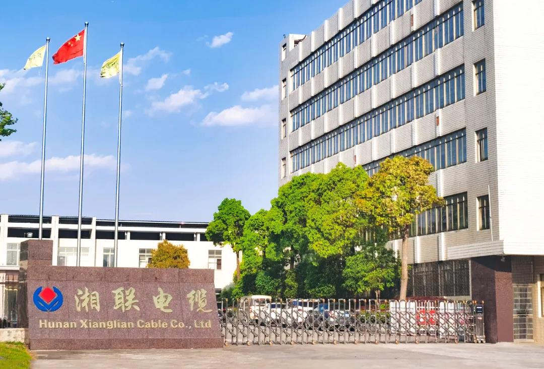 今日小雪，用一組湘聯(lián)小伙伴拍攝的美照來迎接廠區(qū)的冬天！